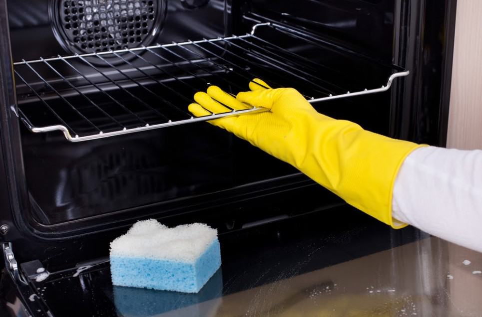 The Do’s and Don’ts of Properly Cleaning an Oven, the Heart of the Kitchen
