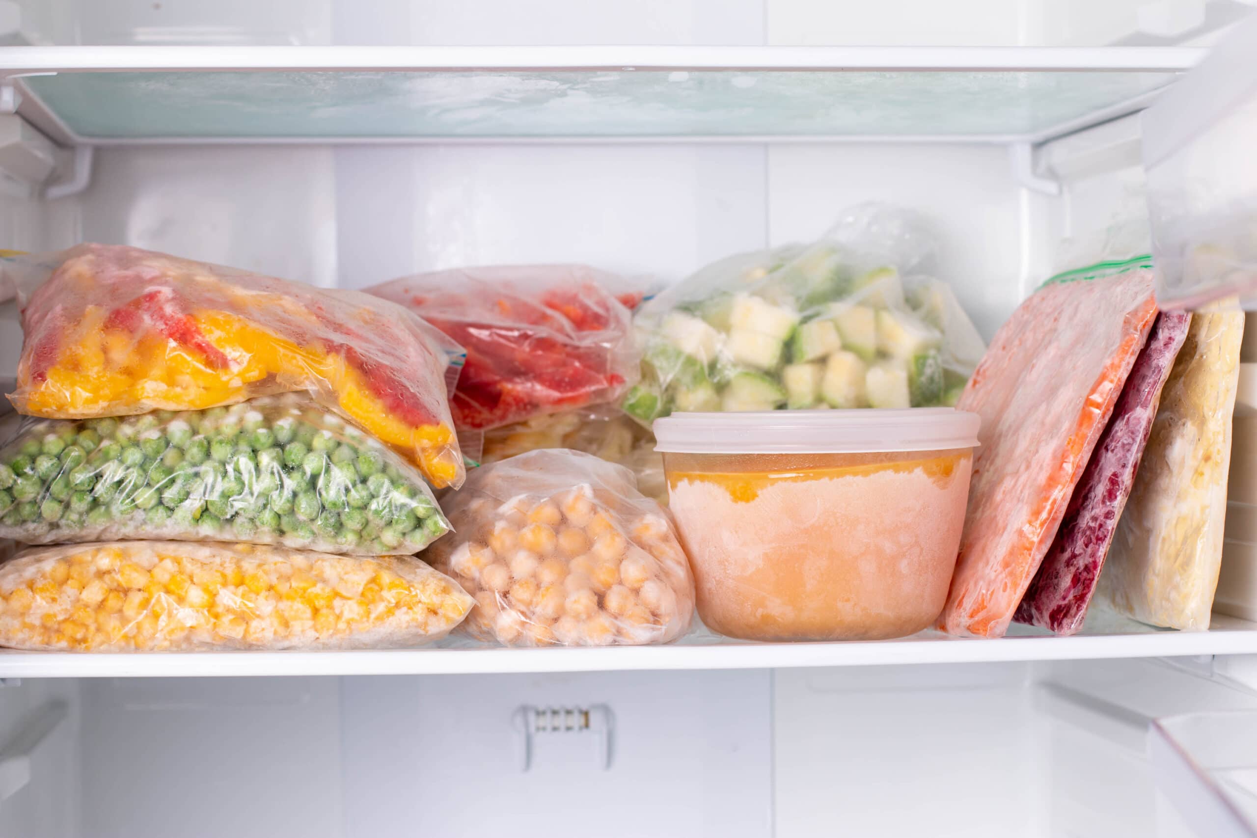 Можно замораживать белки. Замороженные продукты. Продукты в морозилке. Замораживание продуктов. Замороженные овощи в морозилке.