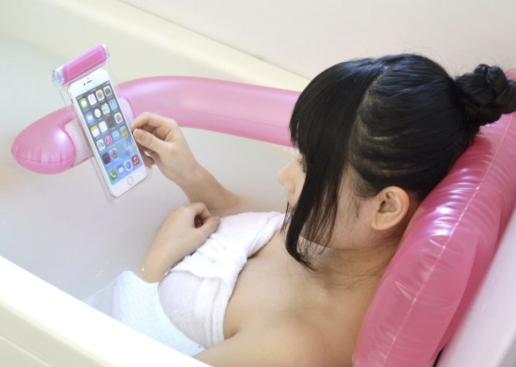 Зарядка телефона в ванной. Телефон в ванной. Человек в ванной с телефоном. Смартфон в ванне. Девушка в ванной с телефоном.