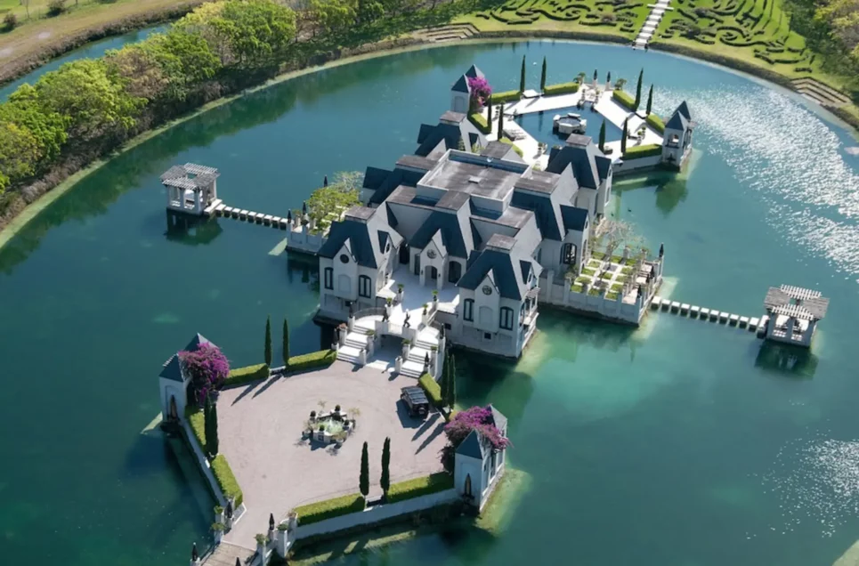 We Want to Retire in These Beautiful Homes Surrounded By Water